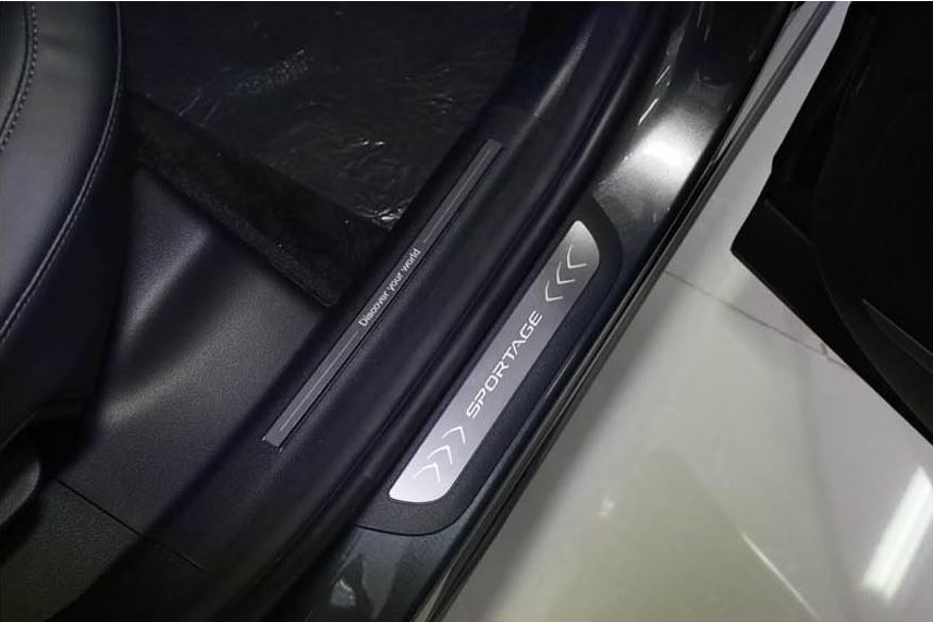 Bộ dán bậc bước logo hãng kia sportage 2022 cửa trước 4 thanh