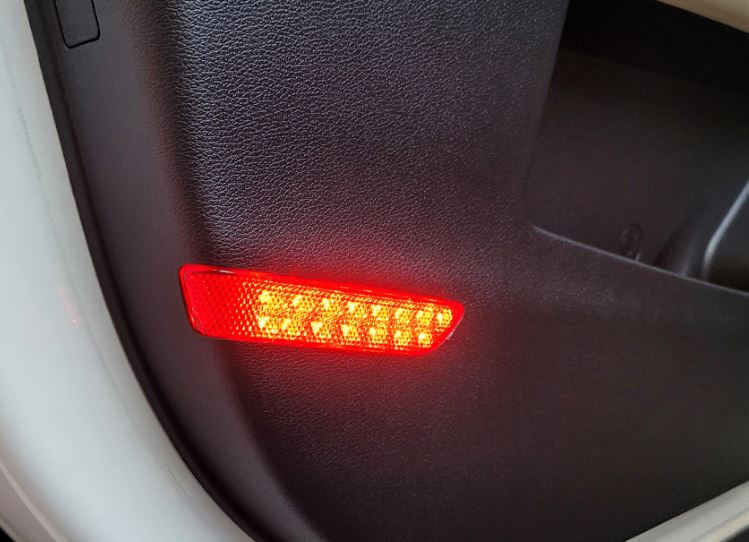 Led cảnh báo 2 tapi cửa kia sportage 2022