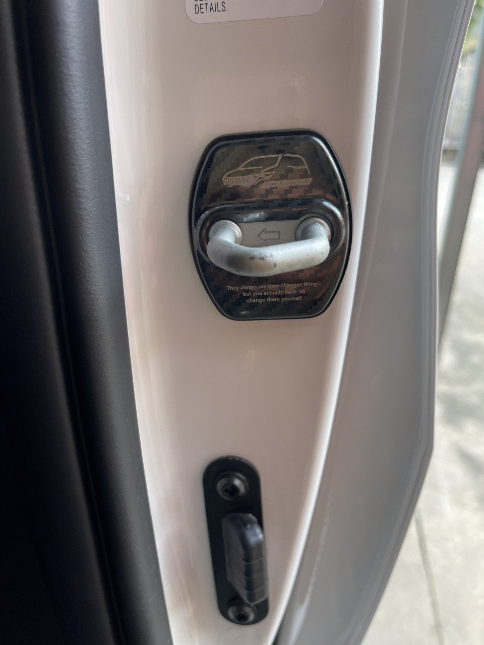 Ốp chống gỉ chốt cửa carbon kia carnival 6 chốt
